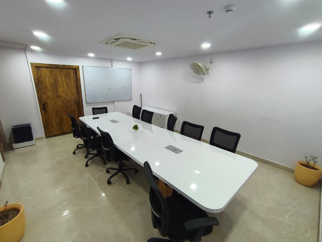 How a Professional Conference Room Can Improve Your Business Meetings